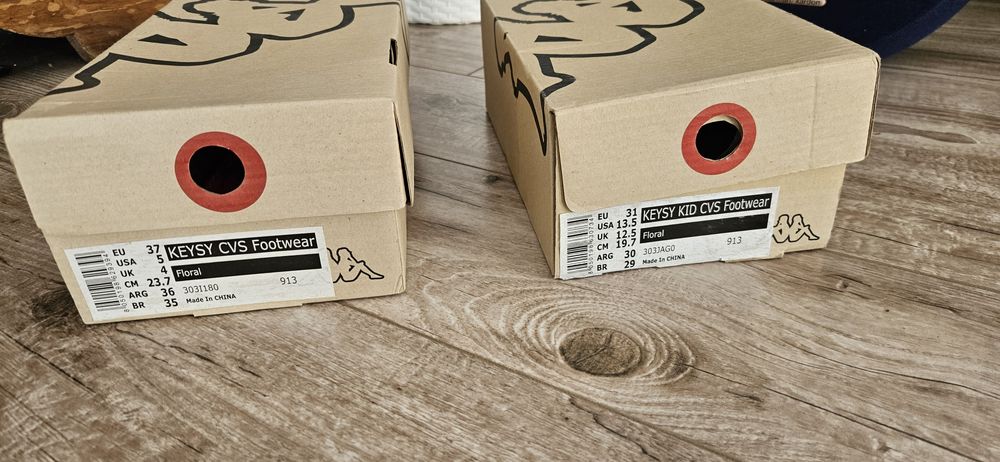 Teniși Kappa ,mama - fiica
Sunt noi 
Originali Kappa 
Mărimile 37 și 3