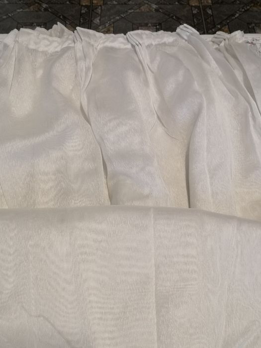 Perdea voal crem cu flori în partea de jos h 245cm L 300cm, cusuta