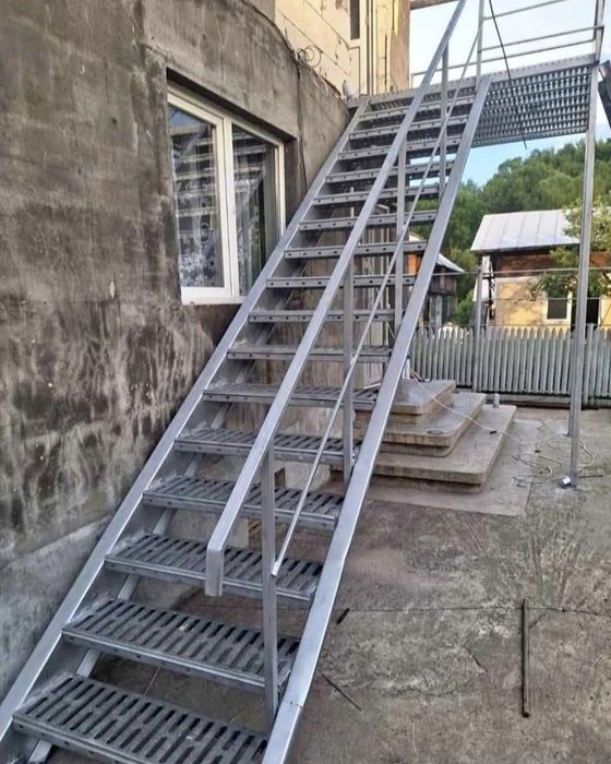 Scări metalice zincate