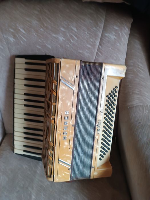 Vând sau schimb,  cu boxe pasive acordeon hohner.