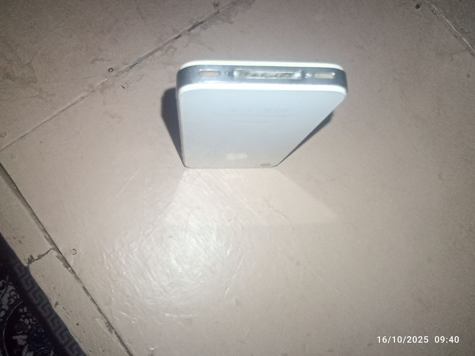 iPhone 4s holati yaxshi kabel bor Siniqlar yoʻq