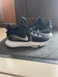 Pantofi mid-high unisex pentru baschet Lebron Witness, marimea 40.5