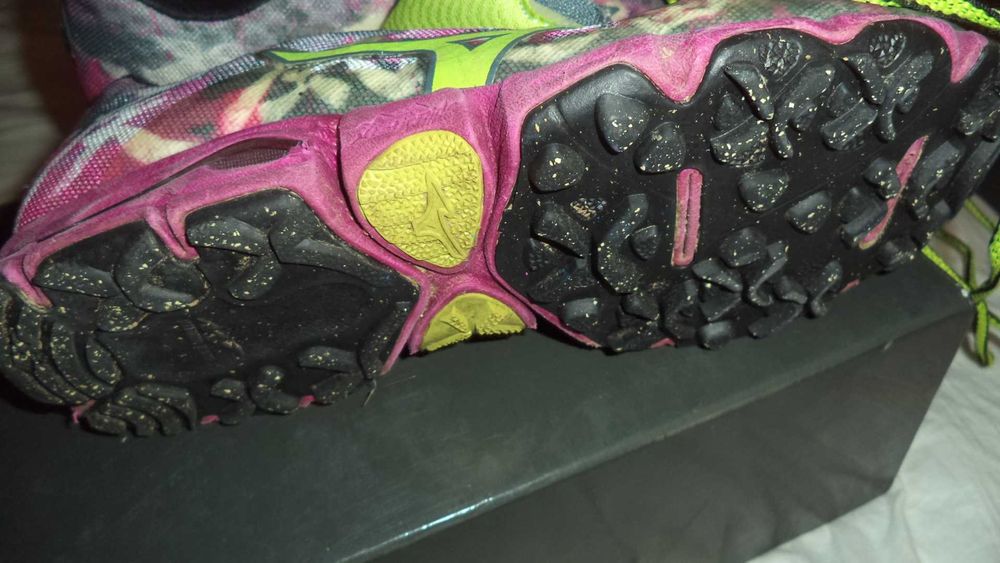 Продавам малко използвани планински  дамски  маратонки