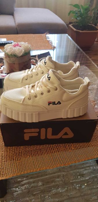 Vand adidasi FILA pt dama