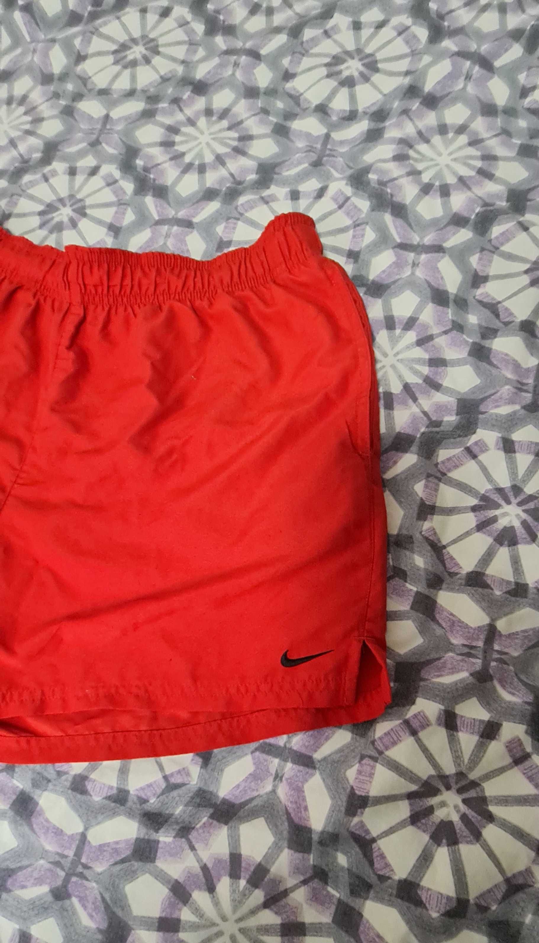 Къси панталонки Nike, обувани два пъти ,като нови са.