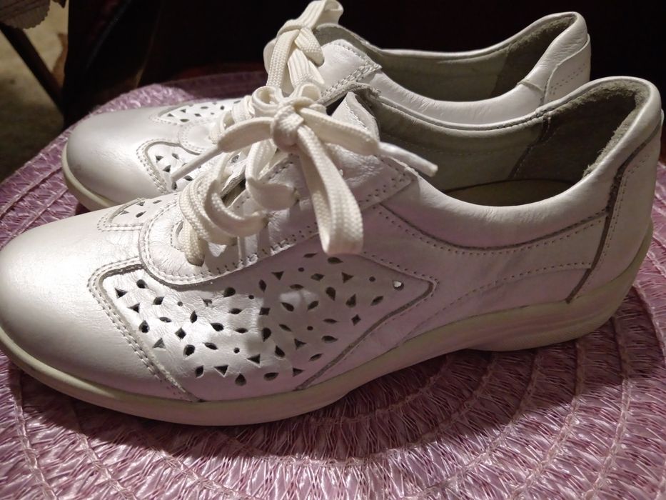 Бели обувки номер 38