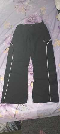 Pantaloni Nike, noi