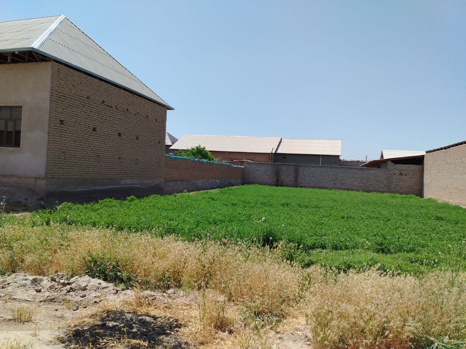 Hovli, yer-uchasrkasi sotiladi