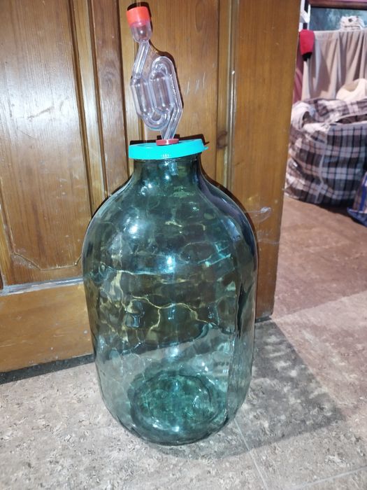 Банка 10л и бутылки