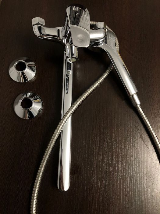 Продам смеситель для ванны