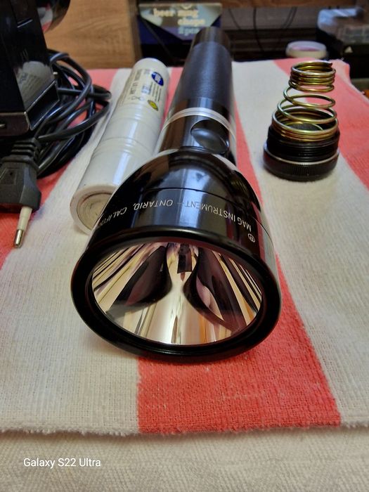 Lanternă MAG-LITE cu acumulator și încărcător
