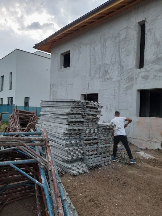 Închiriez schela și popii metalici