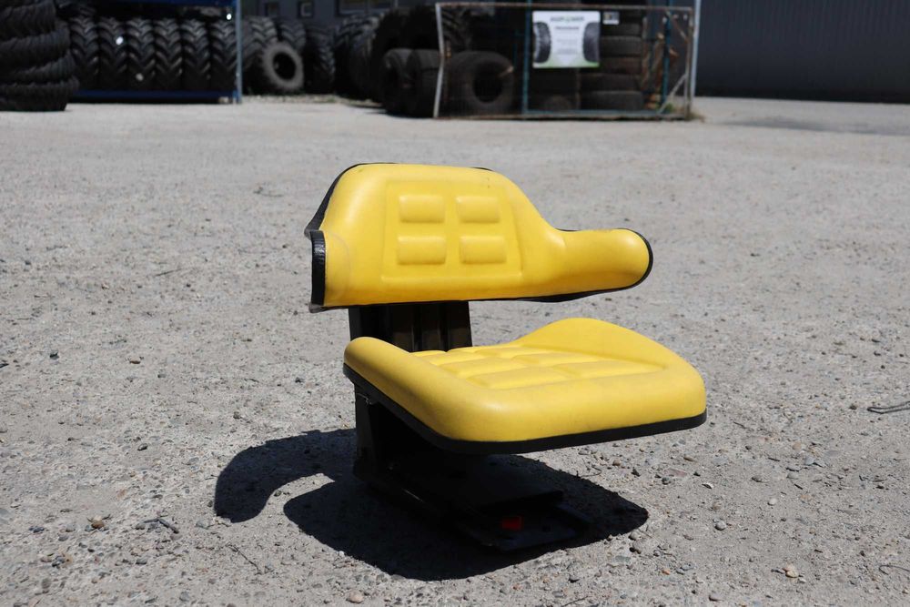 Scaun Universal cu triplu reglaj si amortizor pentru Tractor U650