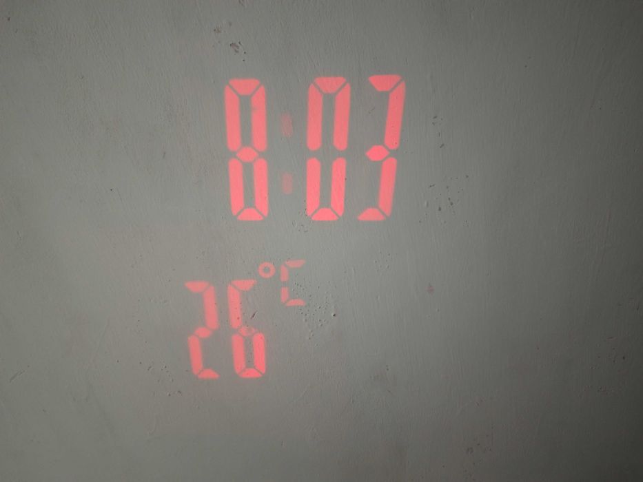 Часовник прожектиращ часа и температурата на тавана има и аларма