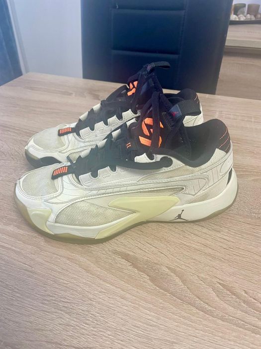 vand pantofi sport jordan si le bron james