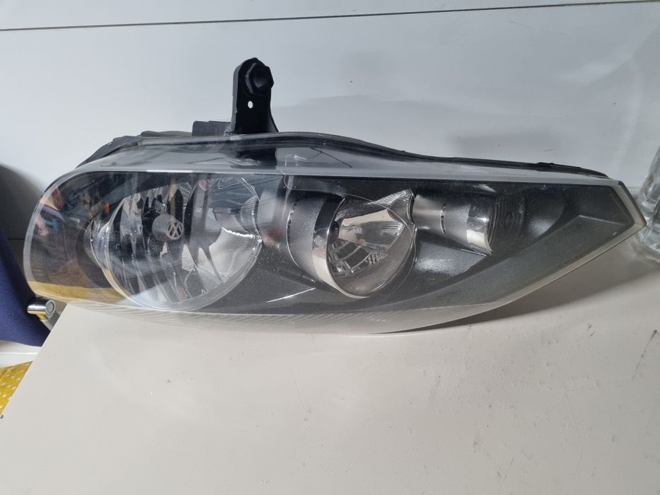 Vând far golf5 plus