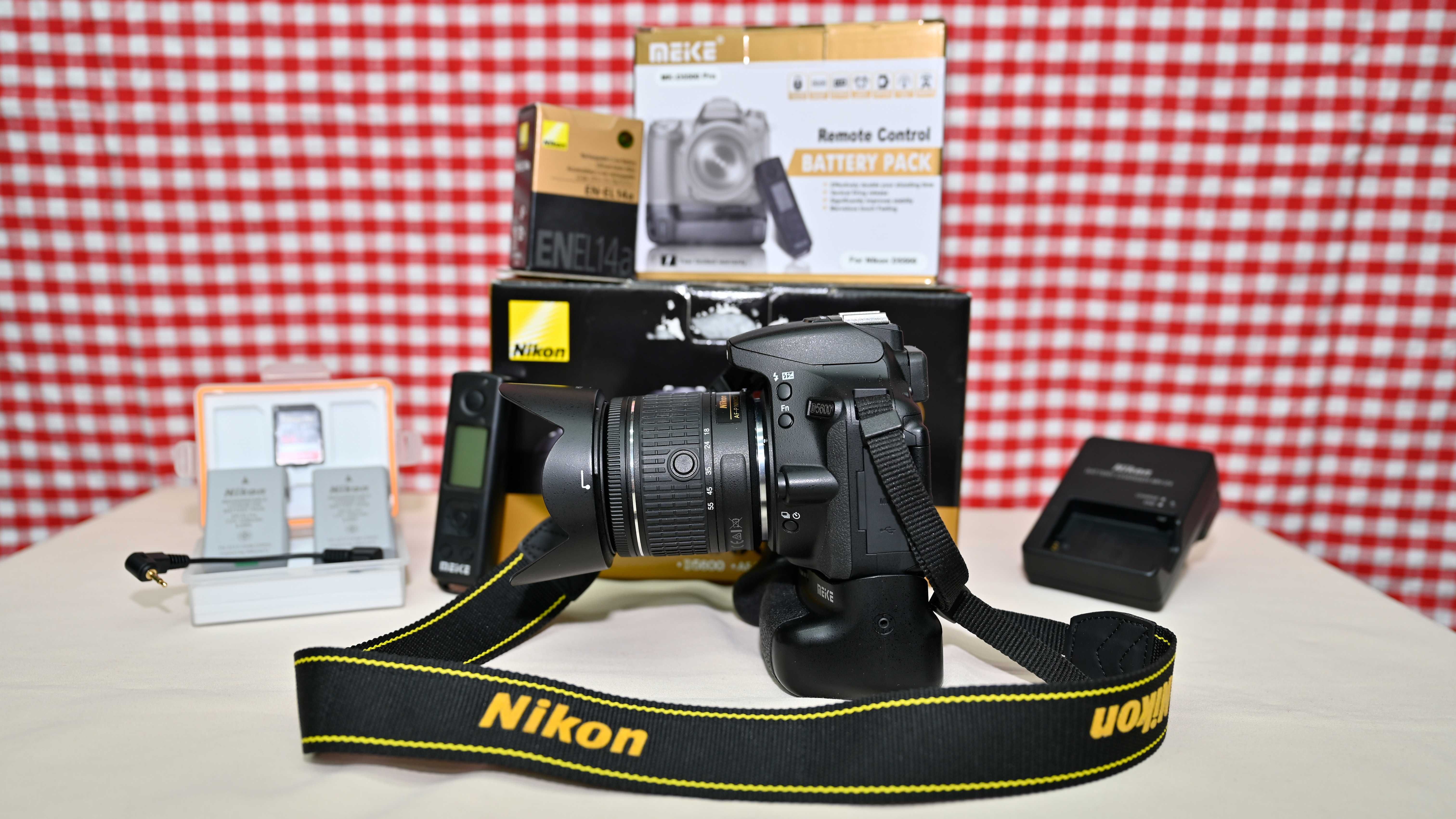 Nikon D5600 DSLR + Obiectiv AF-P 18-55mm VR + Grip + 2 Baterie + Cadou
