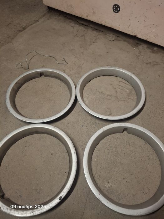 Ободки и  крышки болтов  на пасат гольф