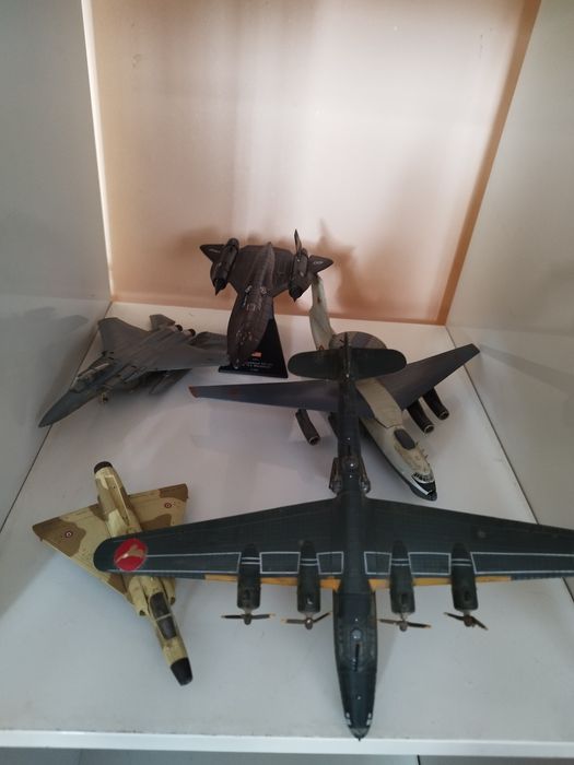 Продавам колекционерски самолети и хеликоптери метални