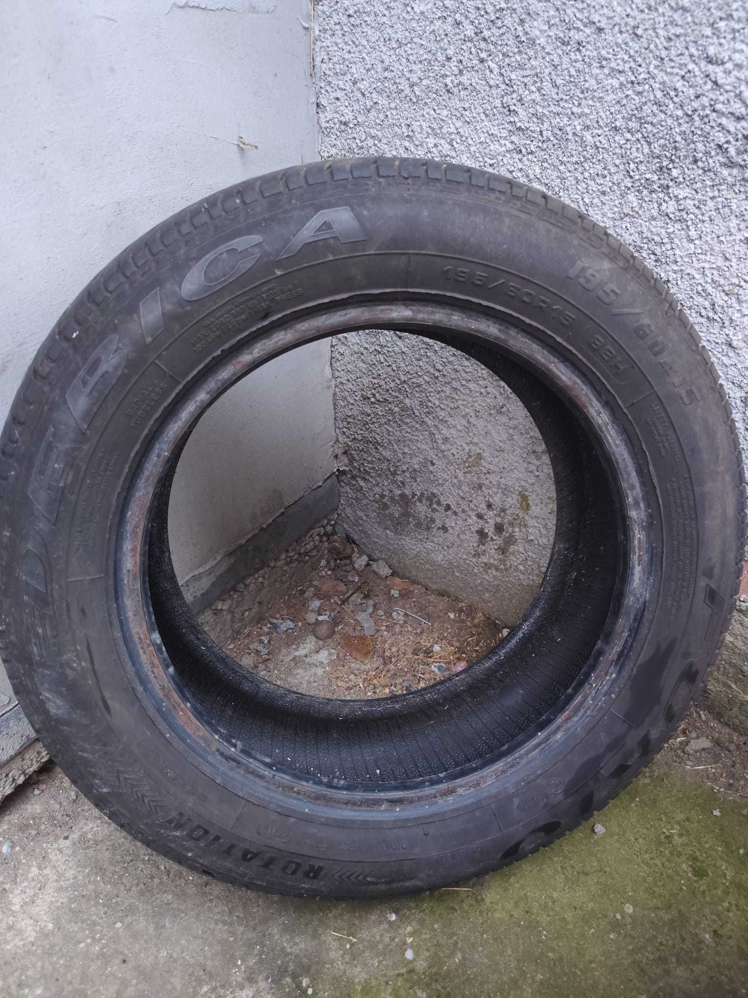 Vand anvelope DEBICA 195/60 R15 in stare buna