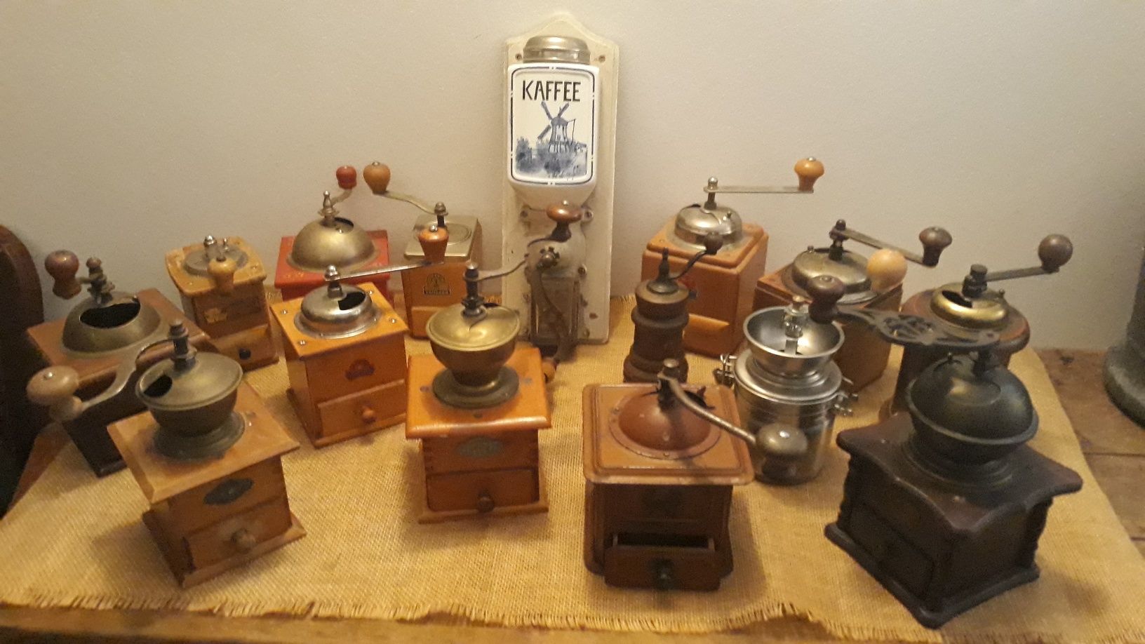 Колекционерски немски мелници за кафе и подправки (месинг и дърво)