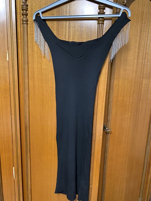 Se vând ambele rochite negre.