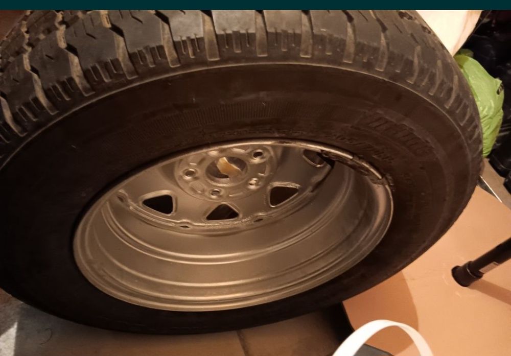 Eдна Гума с джанта за црв 1