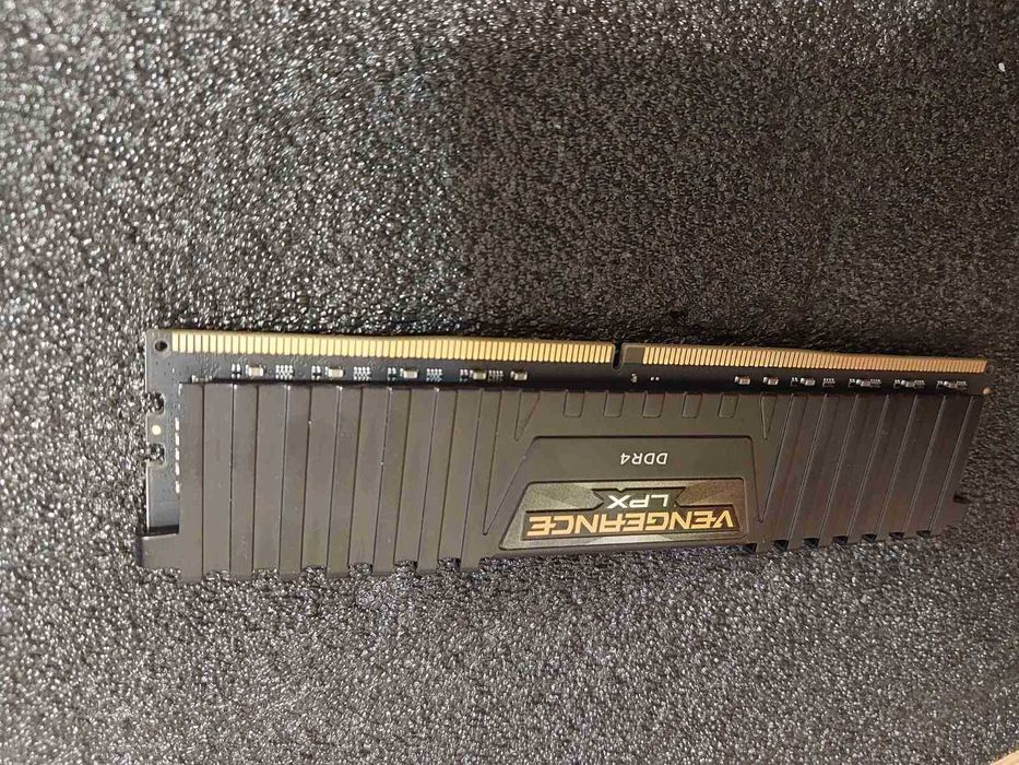 32GB, 3200Mhz DDR4 - Corsair Vengeance LPX 1x32GB