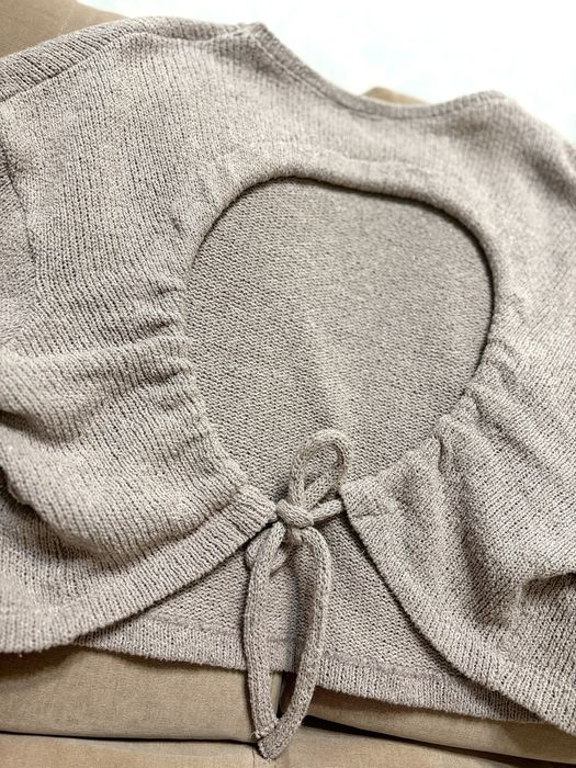 Бежевый пуловер с вырезом