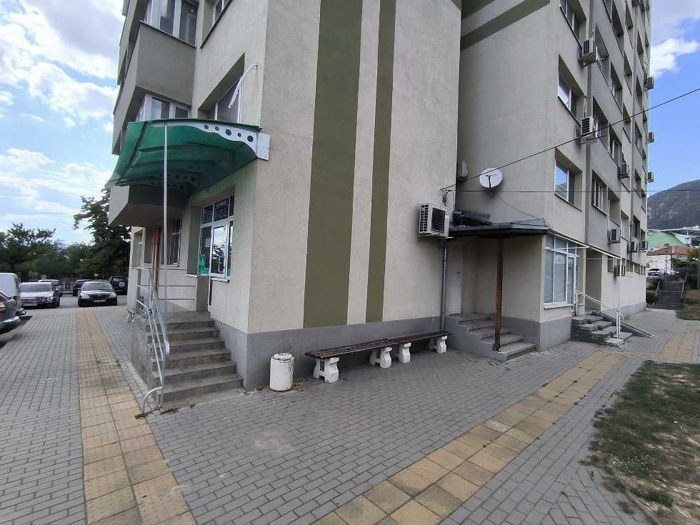 Отдавам под наем търговско помещение (бивша аптека) в Карлово