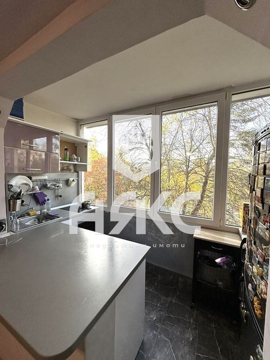 Тристаен обзаведен апартамент в кв. Света Троица