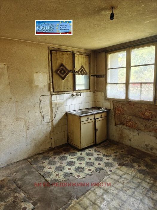 Къща в град Земен