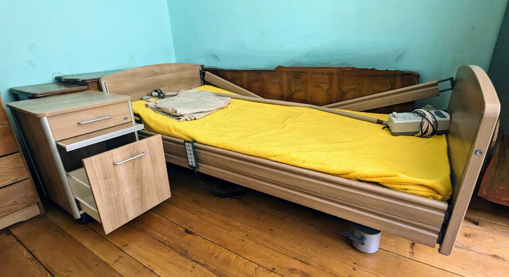 pat medical electric cu telecomanda + saltea si noptiera