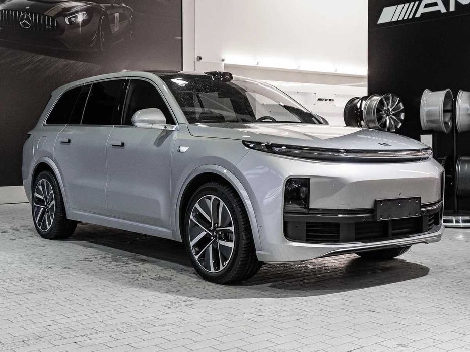 Li L9,  2023г., 4000 км. Цвет серебристый, кофе салон.
