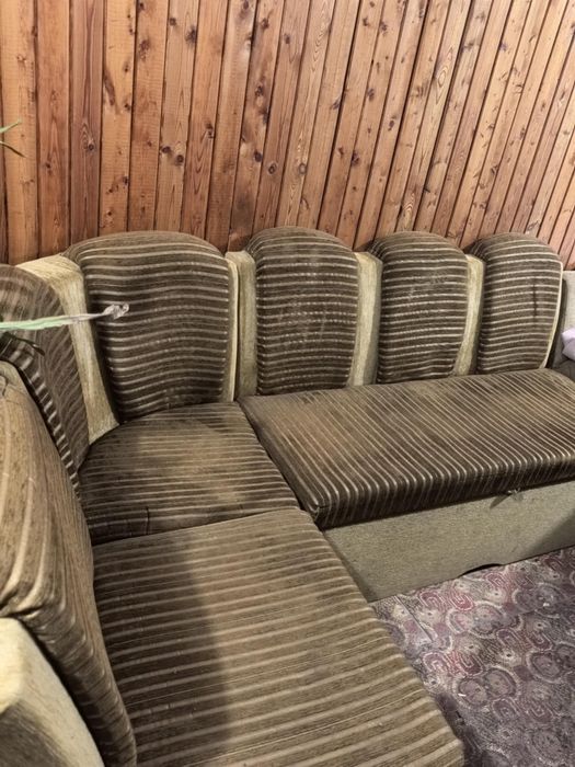 Ъглов диван.