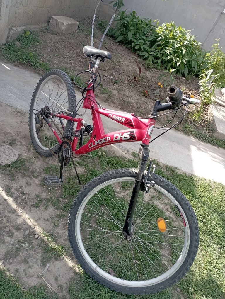 Vând bicicleta DHS roșie
