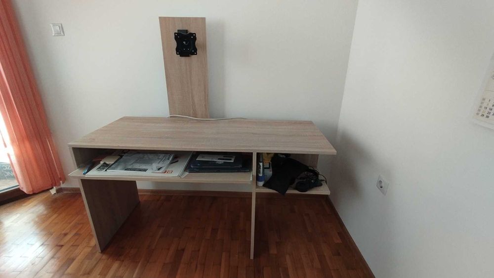 Бюро - работно за компютър с универсална стойка за монитор