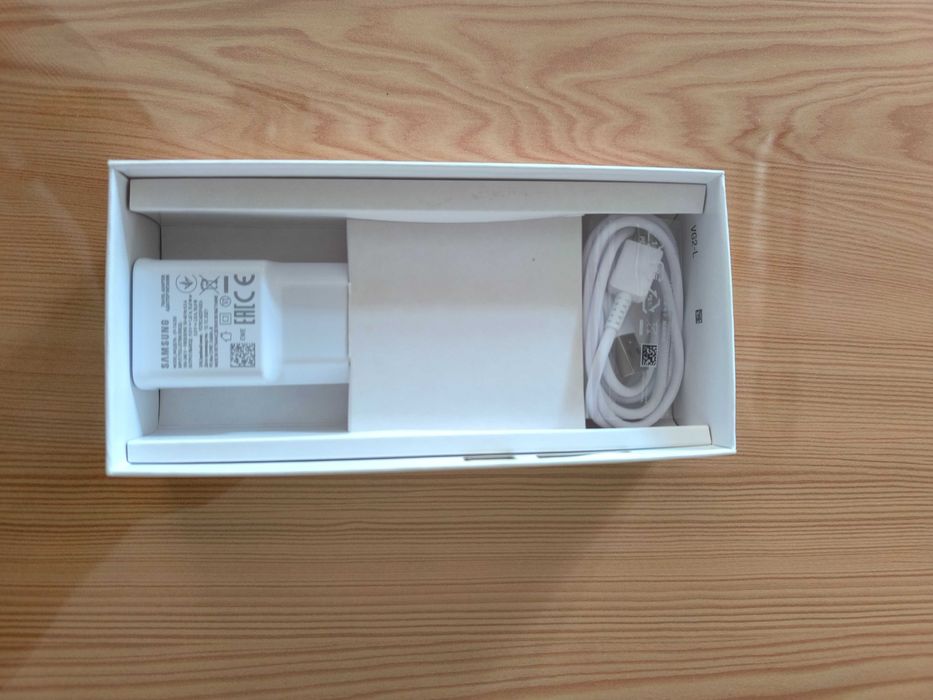 Продавам телефон Samsung