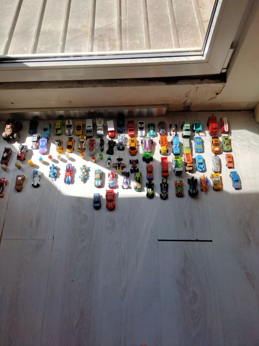 Vând 73 de mașinuțe HotWheels