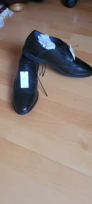 Школьные кожаные туфли на шнурках