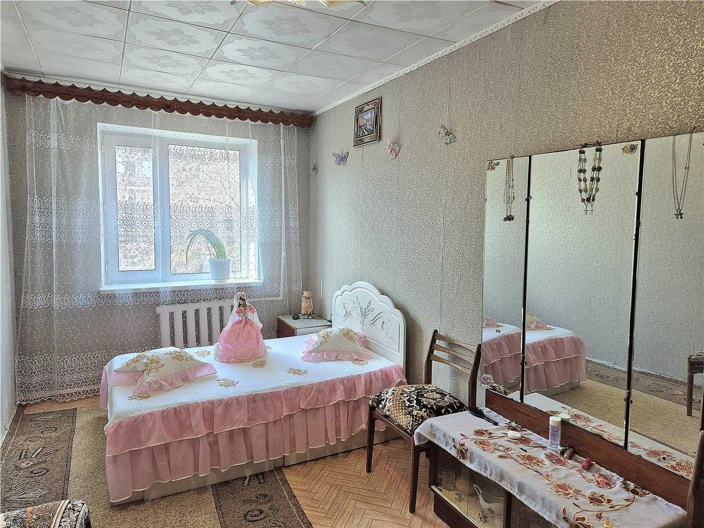 Продам 2 комн квартиру на 4 мкр возле маг Одежда.
на 4/5 эт