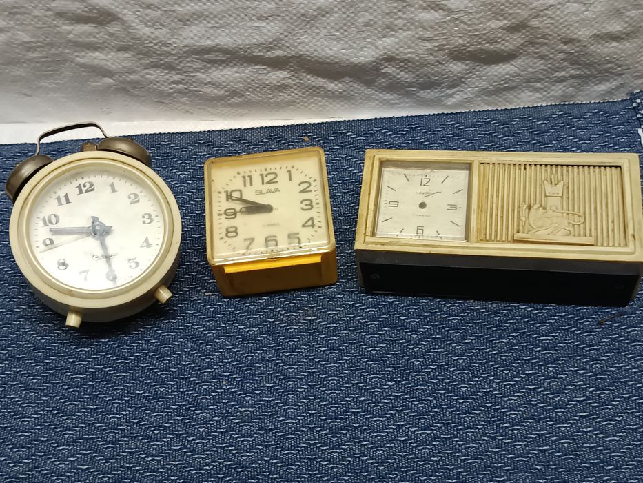 Три механични будилника