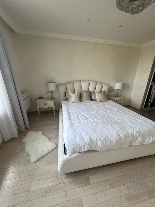 Комплект спалня легло с матрак и 2 нощни шкафчета от Мартинели