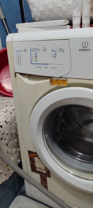 Vând mașină de spălat automată Indesit sleem 5kg in stare buna de func
