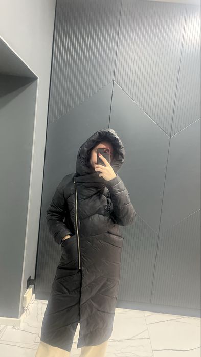 Продам пуховик черный с капюшоном