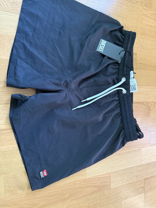 Vand pantaloni noi Diesel