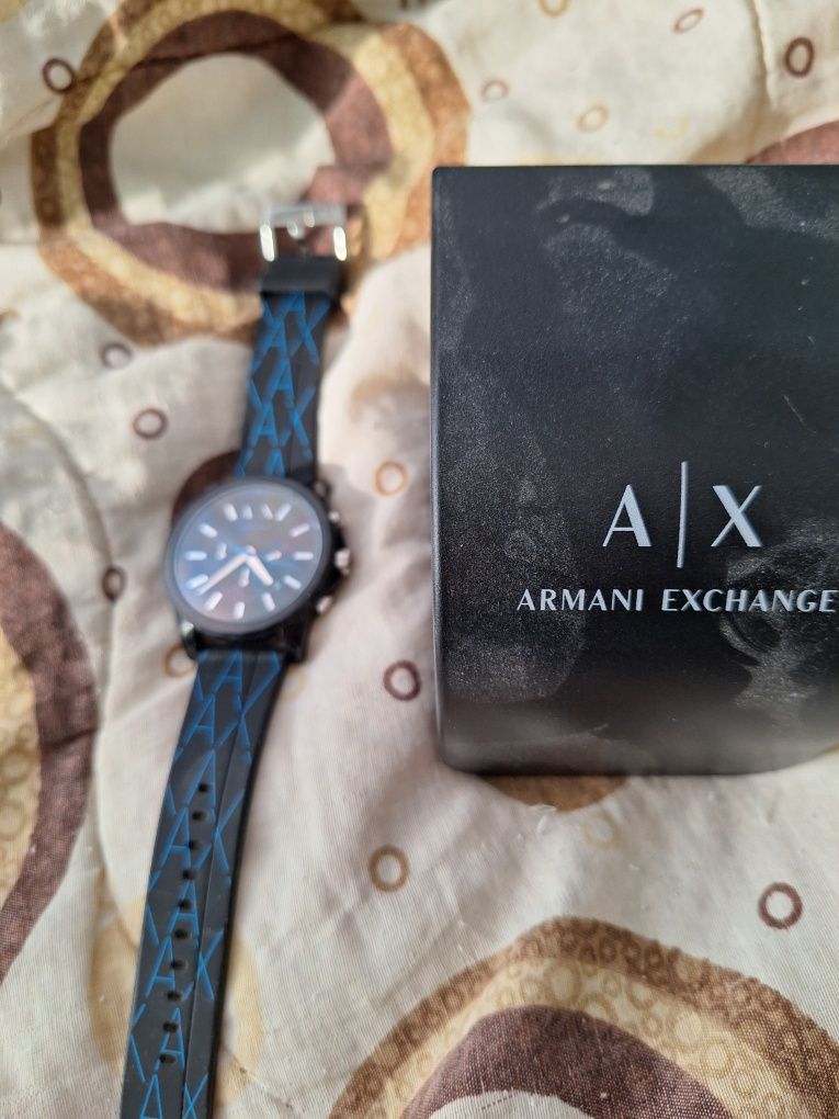 Продавам часовник Armani Exchange,почти като нов- всичко работи!!