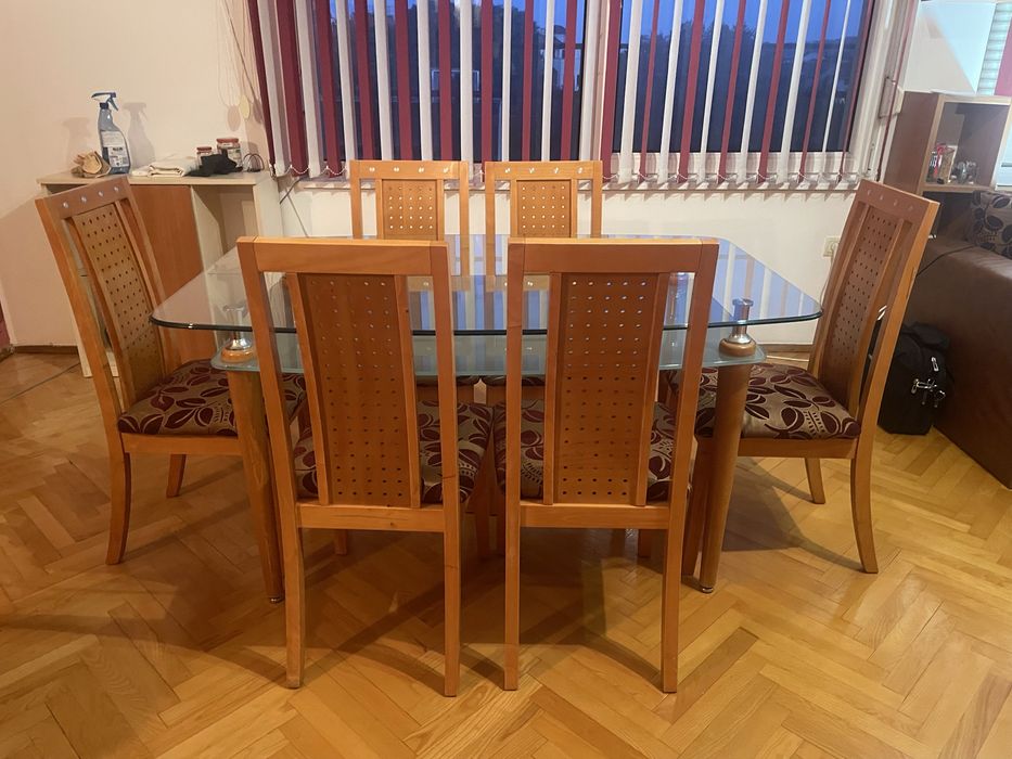 Маса и холна маса със столове.