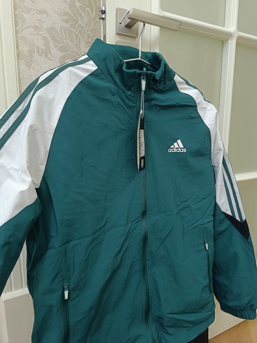 Adidas brendidagi sportifka