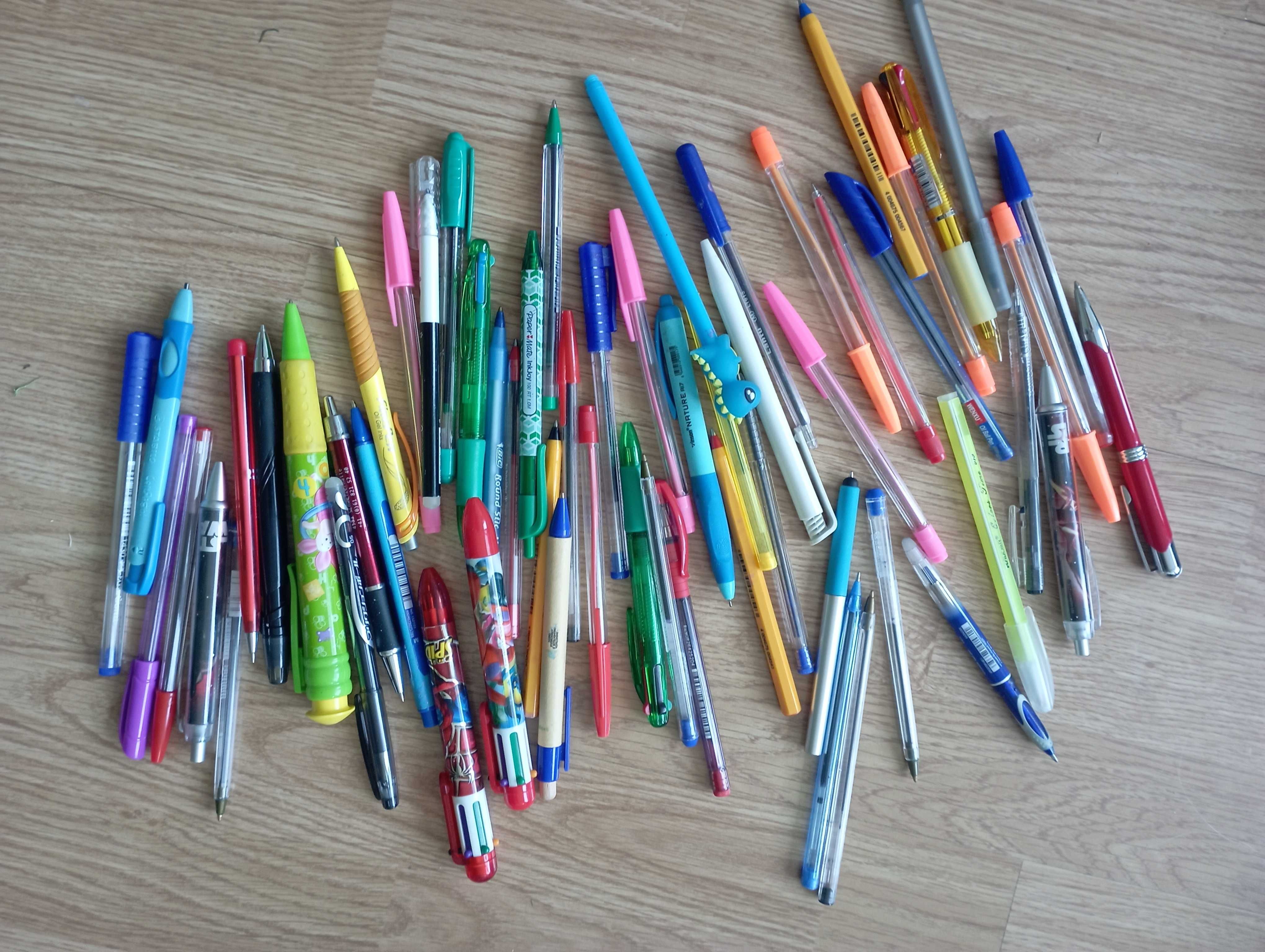 Много флумастери, цветни моливи, химикалки, четки за рисуване, етикети